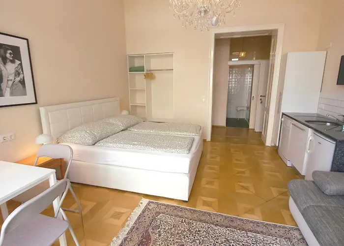Wolke, Kleines Apartment Mit Balkon Am Fluss, Zentrum
